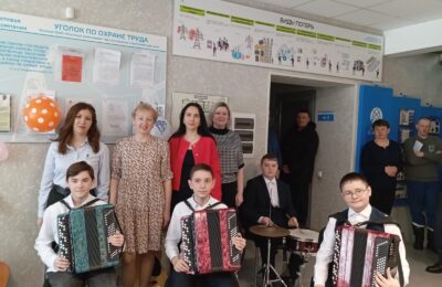 Ученики отделения «Народные инструменты» БДШИ поздравили женщин Спасского РЭС
