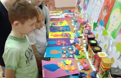 Выставка детских работ ко Дню мам