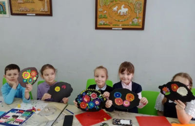 Наши второклассники, под руководством педагога Гришиной Н.В., сотворили настоящие волшебные жостовские подносы! 
