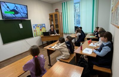 В рамках памятных мероприятий, посвященных жертвам Холокоста, ученики знакомились с историей этого трагического периода через специально подготовленную презентацию. Педагоги провели глубокие и содержательные беседы, раскрывая перед ребятами всю тяжесть и значение событий Холокоста.