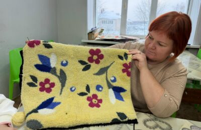 В Школе Искусств расцветает новое увлечение: ковроткачество!  Под чутким руководством педагога Гришиной Н.В., ученицы с головой окунулись в удивительный мир ковроткачества. Это совершенно новое направление для многих из них, и они делают свои самые первые, но уже такие уверенные шаги в этом древнем и прекрасном ремесле.