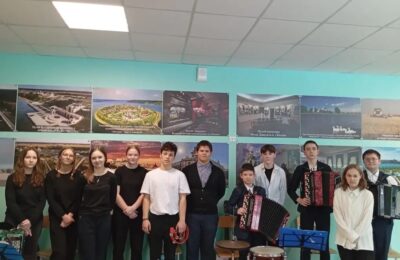 В рамках проекта «Пушкинская карта» учащиеся отделения народных инструментов, под чутким руководством Ларисы Анатольевны Артюшиной, подарили настоящий праздник музыки ученикам Трех Озерской средней общеобразовательной школы.