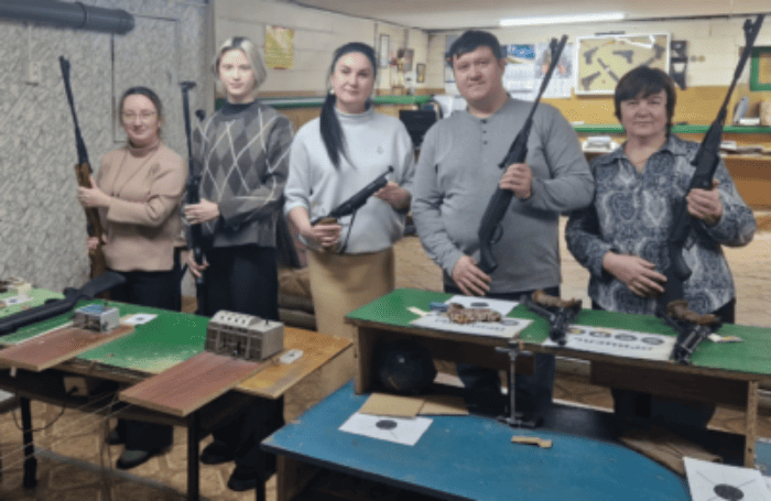 Сотрудники нашей школы искусств активно поддержали Всероссийский физкультурно-спортивный комплекс ГТО, приняв участие в соревнованиях по стрельбе! Это мероприятие стало отличным примером гармоничного сочетания творческих способностей и физической подготовки. Участники продемонстрировали отличную меткость и умение концентрироваться, доказывая, что искусство требует не только вдохновения, но и дисциплины.