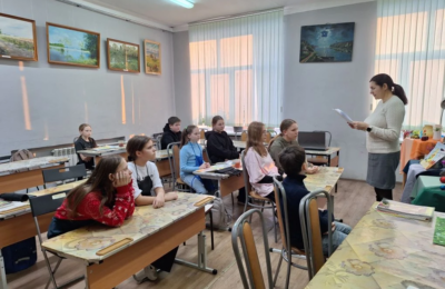 Преподаватели школы искусств провели специальное занятие, посвященное мерам предосторожности в зимний период. Основной темой стала опасность, связанная с образованием сосулек и наледи на крышах зданий.