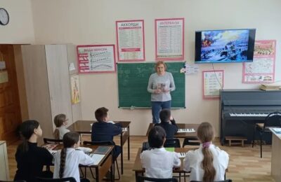 Накануне Дня защитника Отечества наши ученики приняли участие в интересном и познавательном классном часе.  Тема встречи – «Героизм в советской музыкальной классике»