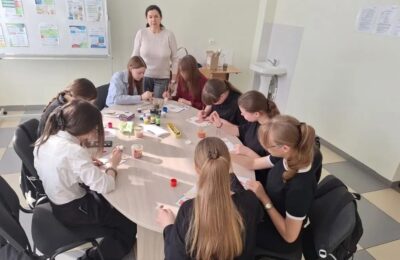 Сегодня, наш талантливый преподаватель Лаврентьева М.В., в рамках реализации программы «Пушкинская карта», в МБОУ «Болгарская СОШ №1» провела замечательный мастер-класс «Роспись деревянных цветов на подставке».