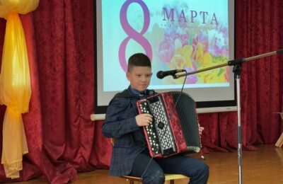 Низамов Самир выступил перед учащимися и сотрудниками МБОУ «БСОШ № 2» с музыкальным номером на концерте ко дню 8 марта.