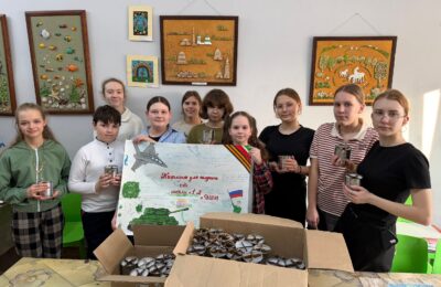 Ученики вместе с педагогами приняли участие в трогательной и важной акции под названием «Окопная свеча». Это не просто свечи, это маленькие частички тепла, надежды и поддержки, которые отправятся к нашим бойцам на передовую.