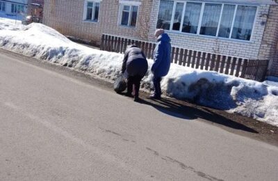 Сегодня сотрудники нашей школы дружно вышли на уборку: приводим в порядок территорию учебного заведения и прилегающую улицу Профсоюзную. Вместе мы делаем наш город уютнее и красивее!
