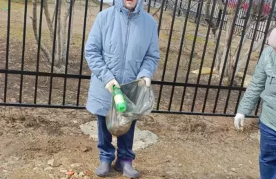 Сегодня сотрудники нашей школы дружно вышли на субботник на улице Профсоюзная! 🌳 Вместе сделали наш район чище и уютнее. Спасибо всем за участие и отличное настроение! 