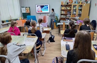 Классный час, посвящённый Дню космонавтики, провела Лаврентьева М.В. для учащихся художественного отделения.