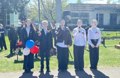 Сегодня в с. Никольское, после торжественного митинга на сцену вышли ученики 1–2 классов отделения фортепиано, преподаватель Авдонина Т.А.  Ребята с воодушевлением исполнили песню, порадовав всех зрителей своим артистизмом.