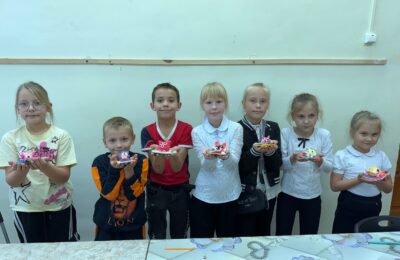 Ученики школы искусств проявили творческий подход и душевное тепло, создав уникальные подарки для своих бабушек ко Дню добра и уважения.
